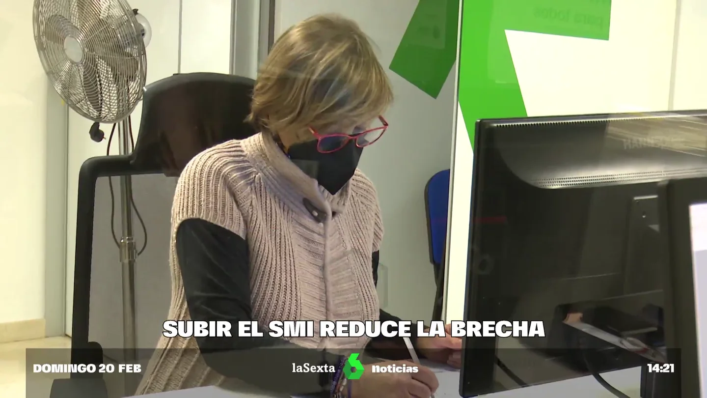 Una mujer en su puesto de trabajo Una mujer en su puesto de trabajo