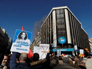 Cientos de simpatizantes de Isabel Díaz Ayuso se concentran en Génova para pedir la dimisión de Pablo Casado y García Egea
