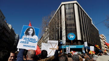 Cientos de simpatizantes de Isabel Díaz Ayuso se concentran en Génova para pedir la dimisión de Pablo Casado y García Egea