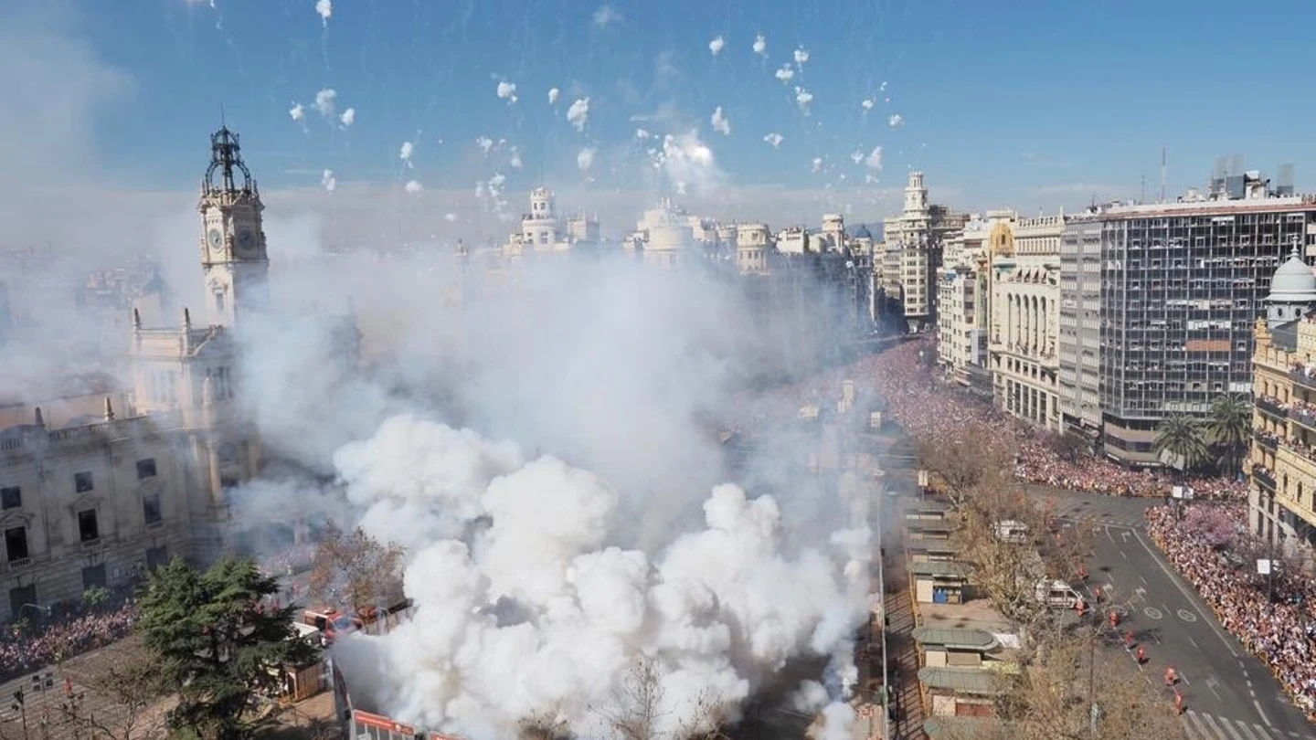 Fallas de Valencia: Así puedes conseguir alguna de las 200 entradas para ver la mascletà desde el Ayuntamiento Sorteo de invitaciones