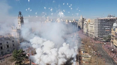 Fallas de Valencia: Así puedes conseguir alguna de las 200 entradas para ver la mascletà desde el Ayuntamiento Sorteo de invitaciones