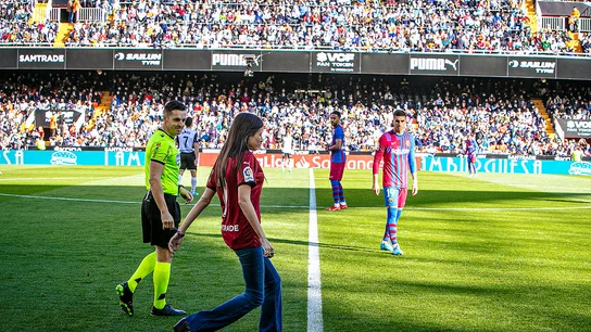 Noah Higón, que padece siete enfermedades raras, hizo el saque de honor del Valencia-Barca Noah Higón, que padece siete enfermedades raras, hizo el saque de honor del Valencia-Barca