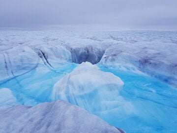 Agua fluyendo hacia una grieta y bajando al lecho del glaciar Store, en Groenlandia
