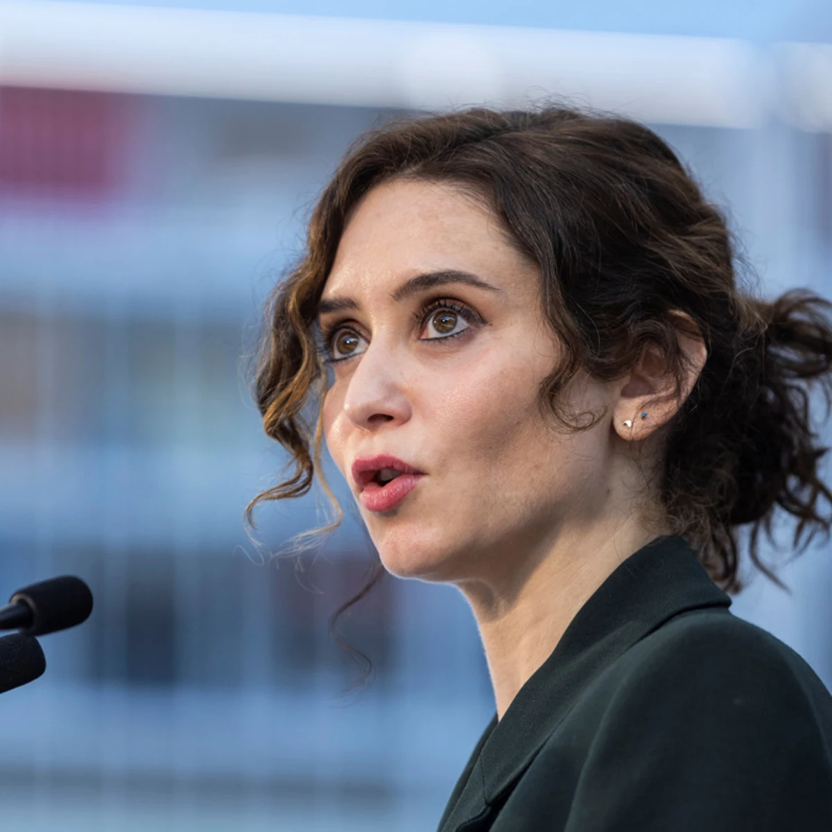 No, Ayuso no puede censurar libros de texto: las autonomías no tienen competencia para decidir qué se imparte en las aulas