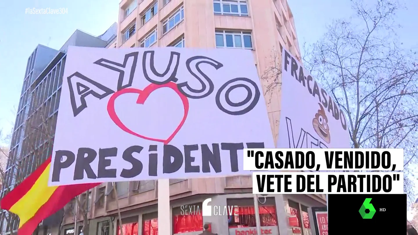 De "Ayuso a la Moncloa" a "Teodoro al inodoro": los seis 'hits' de los manifestantes pro-Ayuso en Génova De "Ayuso a la Moncloa" a "Teodoro al inodoro": los seis 'hits' de los manifestantes pro-Ayuso en Génova