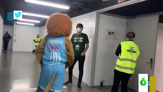 El mal rato de Quique Peinado cuando la mascota del Breogán le saluda entusiasmada con gestos El mal rato de Quique Peinado cuando la mascota del Breogán le saluda entusiasmada con gestos