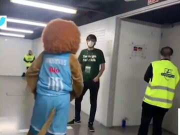 El mal rato de Quique Peinado cuando la mascota del Breogán le saluda entusiasmada con gestos