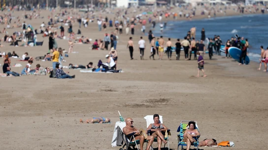Varias personas tomando el sol en la playa de Las Arenas de Valencia Varias personas tomando el sol el viernes en la playa de Las Arenas de Valencia