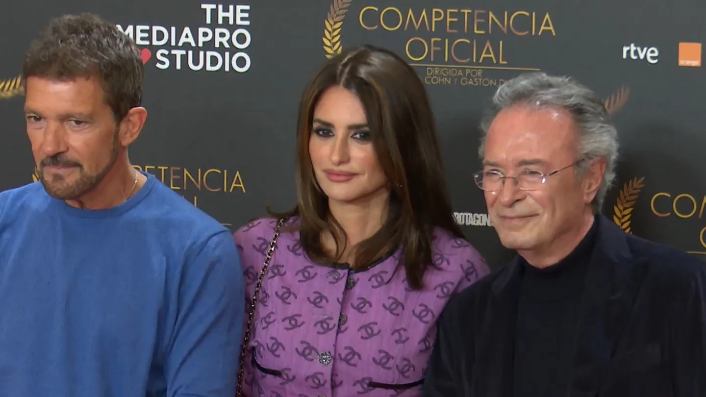 El Hormiguero extiende la alfombra roja para recibir a Penélope Cruz, Antonio Banderas y Óscar Martínez El Hormiguero extiende la alfombra roja para recibir a Penélope Cruz, Antonio Banderas y Óscar Martínez