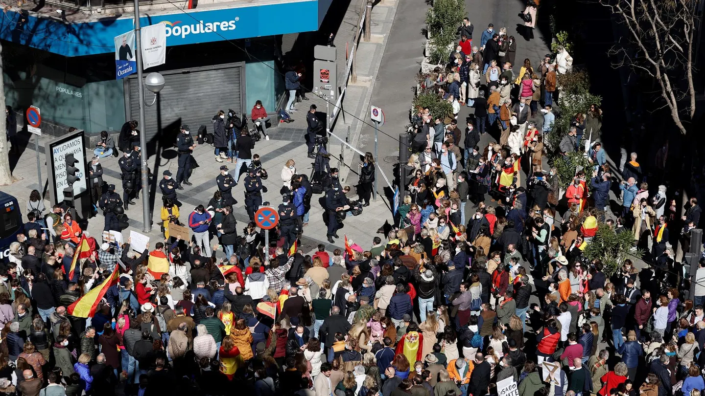 Simpatizantes de Isabel Díaz Ayuso durante una concentración frente a la sede del PP en la calle Génova. Simpatizantes de Isabel Díaz Ayuso durante una concentración frente a la sede del PP en la calle Génova.