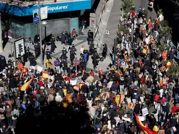 Simpatizantes de Isabel Díaz Ayuso durante una concentración frente a la sede del PP en la calle Génova.