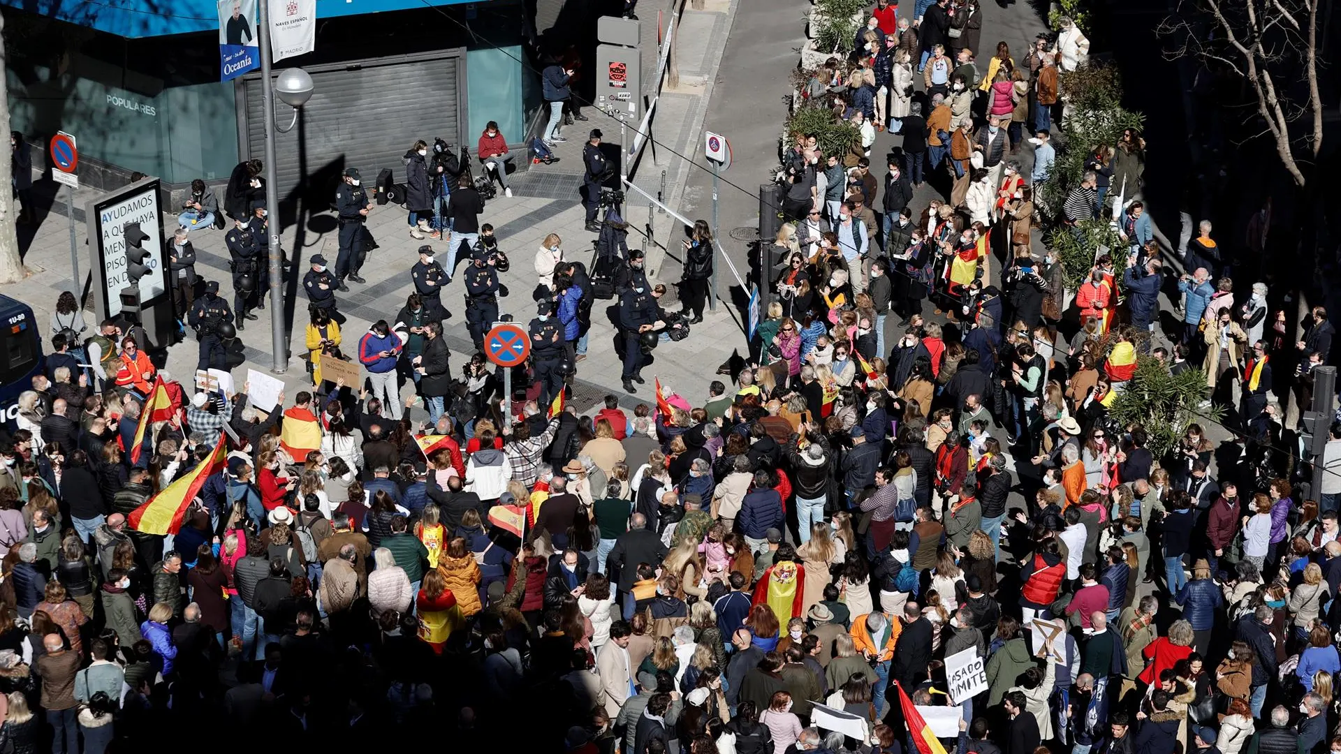 Simpatizantes de Isabel Díaz Ayuso durante una concentración frente a la sede del PP en la calle Génova.