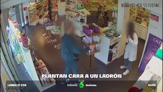 Intenta robar en una farmacia, pero no se espera la imprevisible reacción de la farmacéutica En tres locales de Barcelona