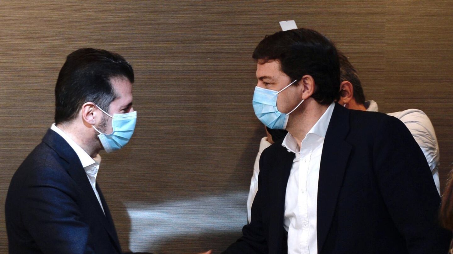 El candidato del PP a la Presidencia de la Junta de Castilla y Le&oacute;n, Alfonso Fern&aacute;ndez Ma&ntilde;ueco, saluda al secretario general del PSOE en esta Comunidad, Luis Tudanca.