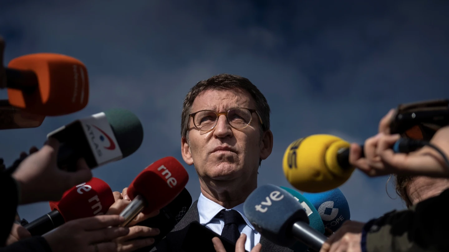 El presidente de la Xunta y del PP de Galicia, Alberto Núñez Feijóo, atiende a la prensa en San Cibrao das Viñas (Ourense) a su salida de una visita a la fábrica de Aceites Abril. El presidente de la Xunta y del PP de Galicia, Alberto Núñez Feijóo, atiende a la prensa en San Cibrao das Viñas (Ourense) a su salida de una visita a la fábrica de Aceites Abril.
