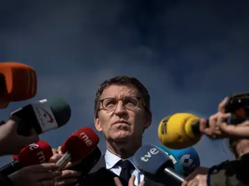 El presidente de la Xunta y del PP de Galicia, Alberto Núñez Feijóo, atiende a la prensa en San Cibrao das Viñas (Ourense) a su salida de una visita a la fábrica de Aceites Abril. 