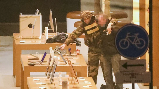 Atraco al estilo de La Casa de Papel en Ámsterdam: secuestran una tienda de Apple y piden 200 millones en criptomonedas Atraco al estilo de La Casa de Papel en Ámsterdam: secuestran una tienda de Apple y piden 200 millones en criptomonedas