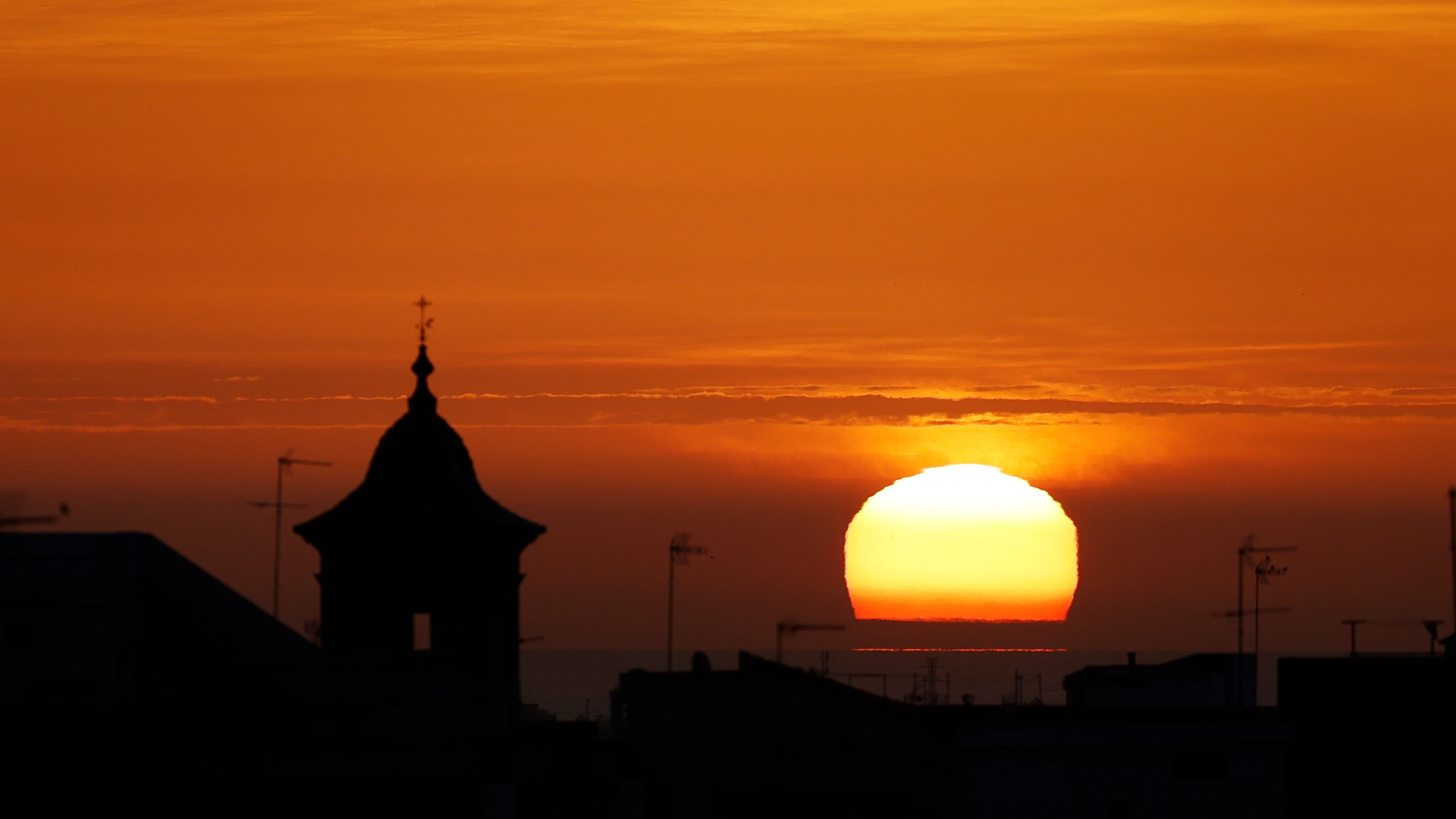 Vista general del amanecer hoy en Valencia.