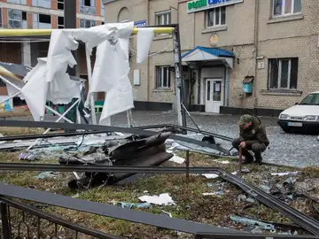 Un hombre observa los escombros tras una explosión en Kiev