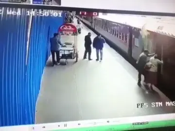 Una mujer cae en el hueco del andén cuando el tren estaba en movimiento Una mujer cae en el hueco del andén cuando el tren estaba en movimiento