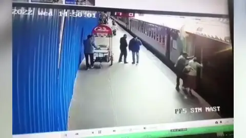 Una mujer cae en el hueco del andén cuando el tren estaba en movimiento Una mujer cae en el hueco del andén cuando el tren estaba en movimiento