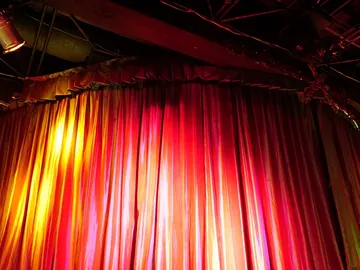 Imagen de un escenario de un musical o teatro Imagen de un escenario de un musical o teatro