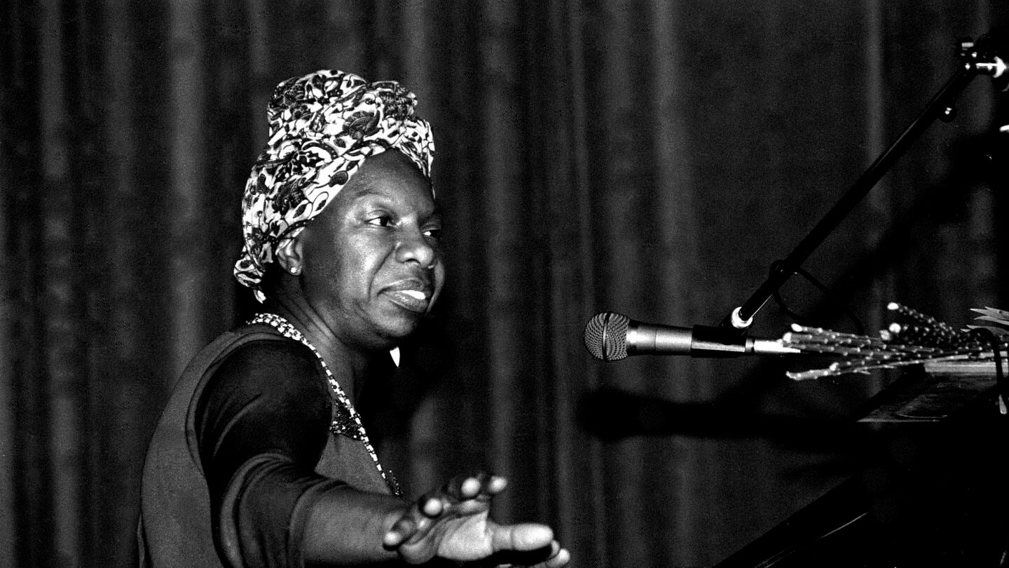 Nina Simone al piano El chicle de Nina, el vestido de Jackie: la importancia de los pequeños objetos irrelevantes