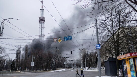 Humo saliendo de la torre de televisi&oacute;n de Kiev, en Ucrania, en el sexto d&iacute;a de invasi&oacute;n rusa