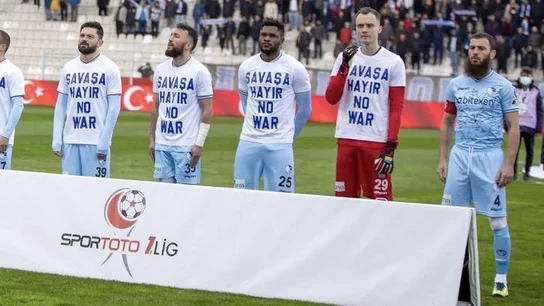 Un jugador turco se niega a vestir una camiseta contra la guerra Un jugador turco se niega a vestir una camiseta contra la guerra
