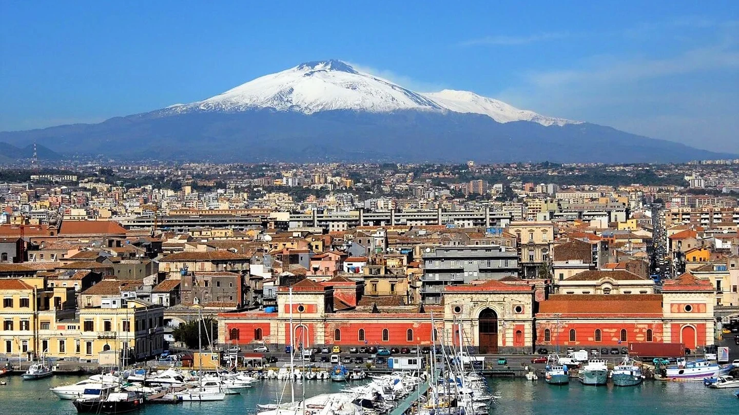La ciudad de Catania con el volcán Etna de fondo. La ciudad de Catania con el volcán Etna de fondo.