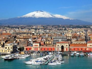 La ciudad de Catania con el volcán Etna de fondo.