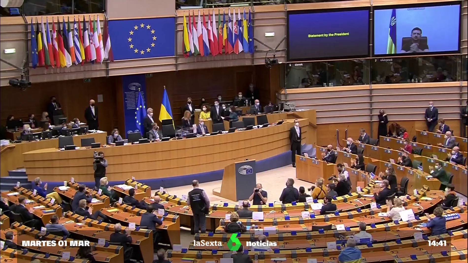 El Parlamento Europeo luce la bandera de Ucrania