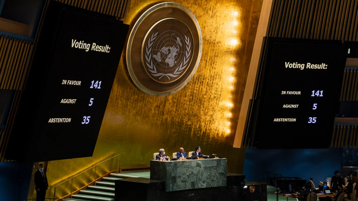 Las pantallas muestran los resultados de la votación sobre una resolución que condena la invasión de Rusia a Ucrania Las pantallas muestran los resultados de la votación sobre una resolución que condena la invasión de Rusia a Ucrania