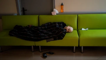 El pequeño Vasily descansa en el sótano del hospital Okhmadet