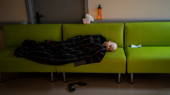 El pequeño Vasily descansa en el sótano del hospital Okhmadet El pequeño Vasily descansa en el sótano del hospital Okhmadet