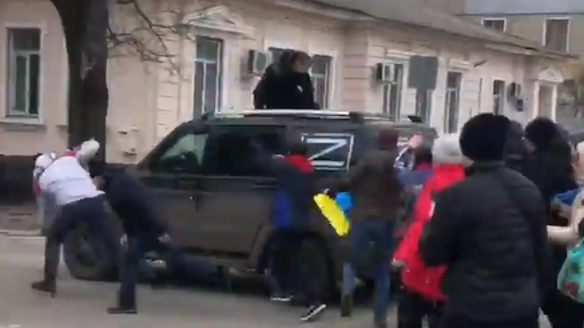 Tensión en las calles: varios ucranianos rodean un vehículo ruso y se lanzan sobre él 