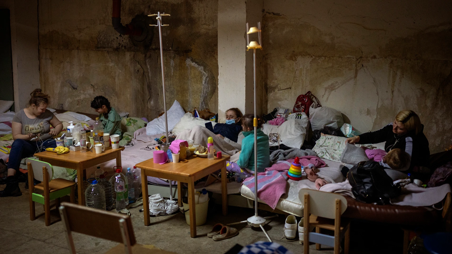 Madres y niños en el sótano del hospital Okhmadet de Kiev