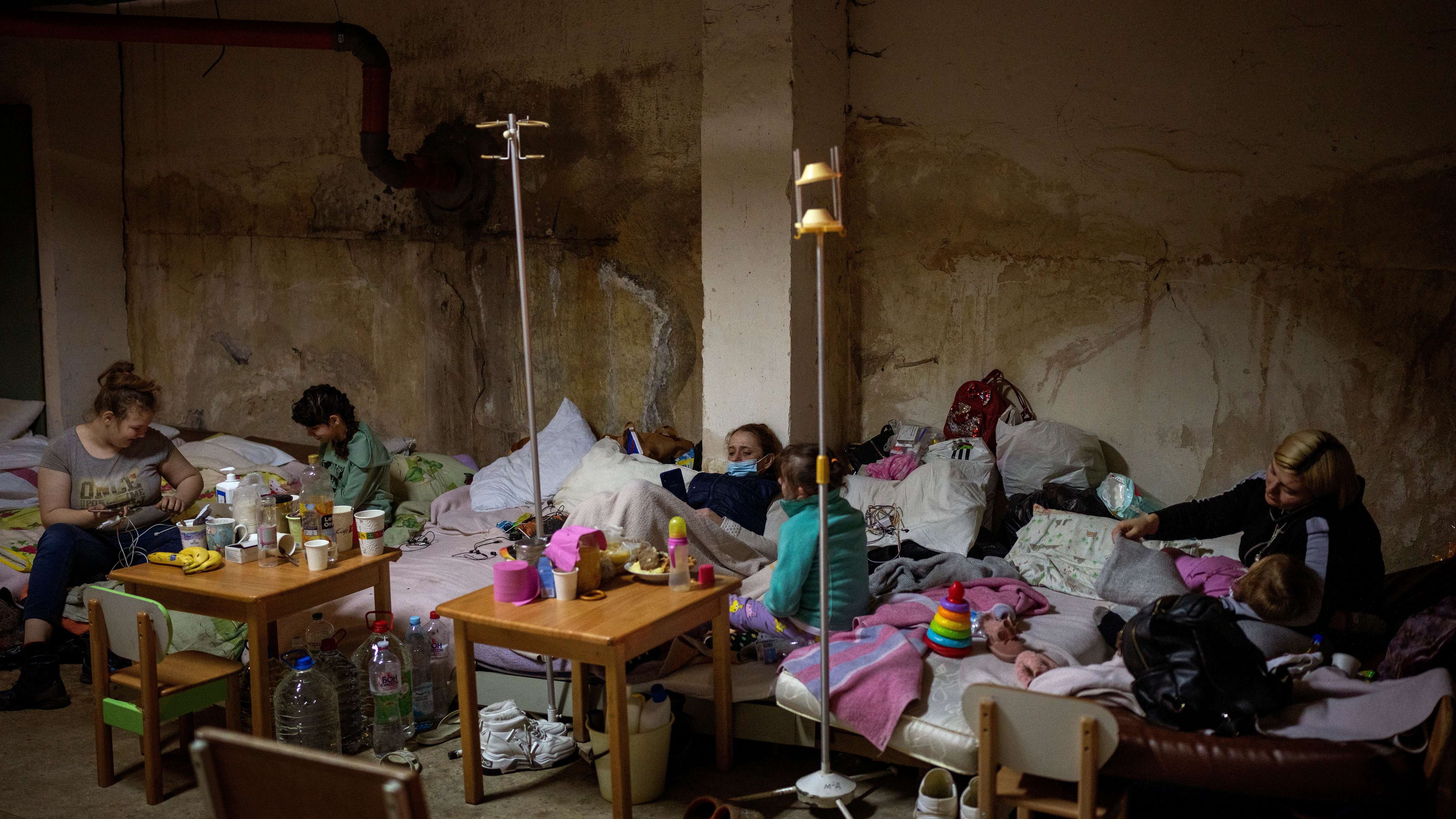 Madres y niños en el sótano del hospital Okhmadet de Kiev