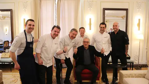 Robert de Niro con los chefs Mauro Colagreco, Joan Roca, Quique Dacosta, José Andrés y Martín Berasategui. Robert de Niro con los chefs Mauro Colagreco, Joan Roca, Quique Dacosta, José Andrés y Martín Berasategui.