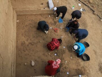 Un grupo de arqueologos excava el yacimiento de Xiamabei