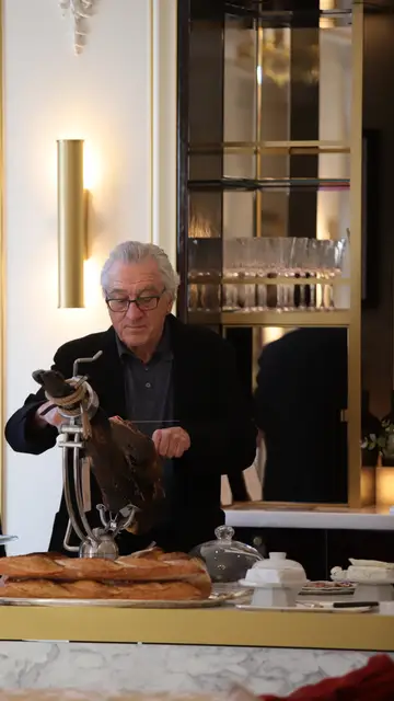 Robert de Niro cortando jamón en Madrid Robert de Niro cortando jamón en Madrid