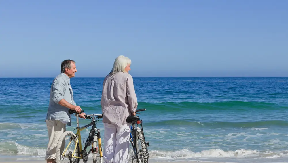Imagen de archivo de dos personas mayores en la playa