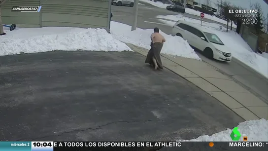 Hombre huye desnudo accidente Hombre huye desnudo accidente