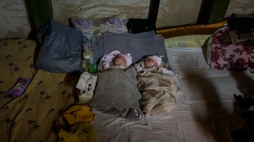 Dos gemelos recién nacidos en el sótano del hospital Niños piden el cese de la guerra en el sótano del hospital Okhmadet
