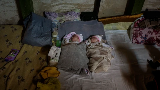 Dos gemelos recién nacidos en el sótano del hospital Niños piden el cese de la guerra en el sótano del hospital Okhmadet Dos gemelos recién nacidos en el sótano del hospital Niños piden el cese de la guerra en el sótano del hospital Okhmadet