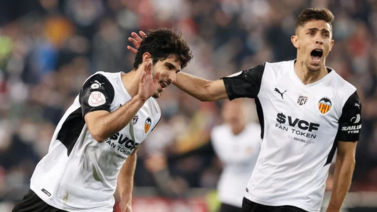 Guedes y Gabriel Paulista celebran un gol Guedes y Gabriel Paulista celebran un gol