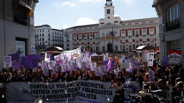 Numerosas mujeres portan pancartas y banderas con proclamas feministas durante la manifestación del 8M en Madrid en 2019