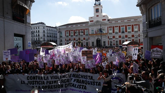 Numerosas mujeres portan pancartas y banderas con proclamas feministas durante la manifestación del 8M en Madrid en 2019 Numerosas mujeres portan pancartas y banderas con proclamas feministas durante la manifestación del 8M en Madrid en 2019