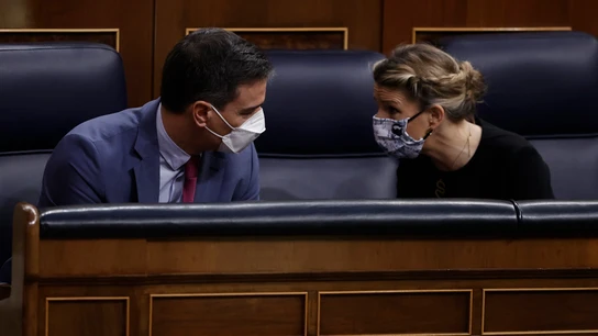 El presidente del Gobierno, Pedro Sánchez, conversa con la vicepresidenta segunda del Gobieno y ministra de Trabajo, Yolanda Díaz El presidente del Gobierno, Pedro Sánchez, conversa con la vicepresidenta segunda del Gobieno y ministra de Trabajo, Yolanda Díaz