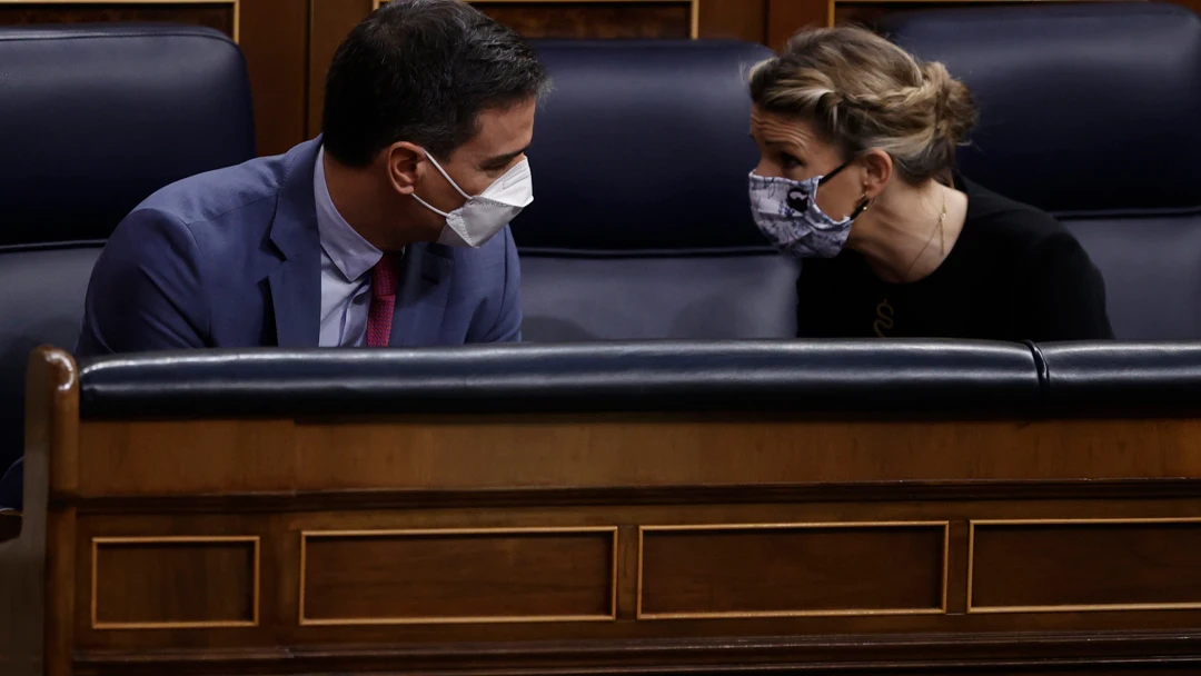 El presidente del Gobierno, Pedro Sánchez, conversa con la vicepresidenta segunda del Gobieno y ministra de Trabajo, Yolanda Díaz